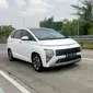 Hyundai Stargazer dijajal melewati jalan tol Surabaya-Malang (Otosia.com/Arendra Pranayaditya)