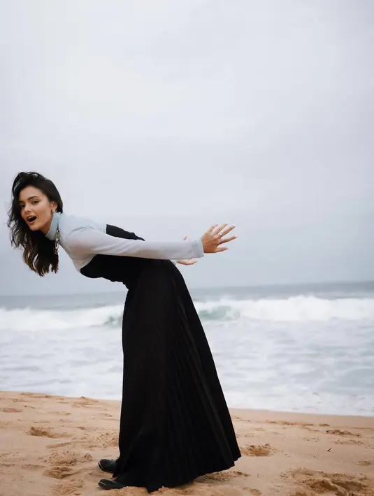 Di usianya yang masih muda, Amanda pun sudah banyak bintangi berbagai judul film dan sinetron. Tidak hanya akting ia pun punya suara merdu. Di dunia modeling, Amanda pun kerap tampil dengan berbagai busana branded saat menjalani pemotretan. (Liputan6.com/IG/@amandarawles)