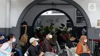 Calon penumpang KA Jarak jauh menanti waktu keberangkatan, Stasiun Pasar Senen, Jakarta, Jumat (28/1/2022). Jelang libur Tahun Baru Imlek, jumlah penumpang di Stasiun Pasar Senen mengalami kenaikan 8.598 orang dibanding Jumat (21/1) lalu sebanyak 7.402 orang. (Liputan6.com/Helmi Fithriansyah)
