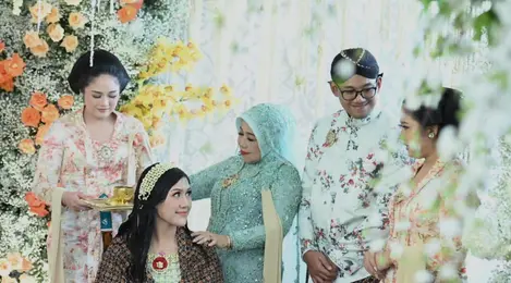 Erina Gudono menjalani prosesi siraman jelang pernikahan dengan putra bungsu Presiden Jokowi, Kaesang Pangarep