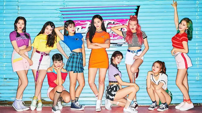 [Bintang] Comeback, MOMOLAND Tampil Cantik dan Enerjik di MV BAAM