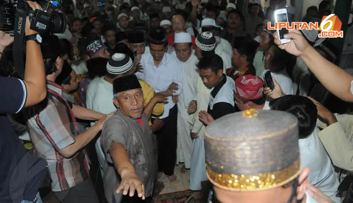 Pria yang masih menjabat sebagai Gubernur DKI Jakarta itu tampak dikawal untuk keluar dari para jamaah yang masih ingin menyalami Jokowi {Liputan6.com/Herman Zakharia)