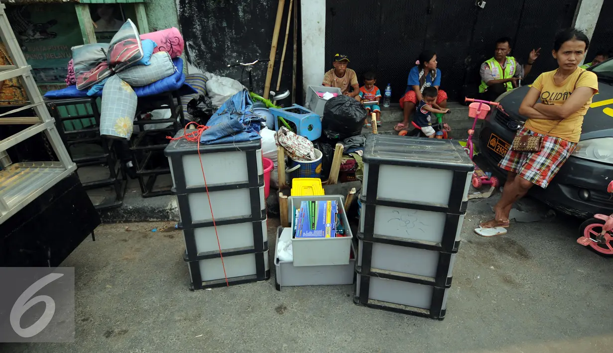 Sejumlah barang rumah tangga milik warga Kampung Pulo Jakarta diletakkan di sisi Jalan Jatinegara Barat, Jumat (21/8/2015). Pemprov DKI Jakarta merelokasi pemukiman padat di bantaran Kali Ciliwung ke Rusunawa Jatinegara. (Liputan6.com/Helmi Fithriansyah)