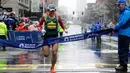 Pelari Jepang, Yuki Kawauchi berhasil mencapai garis finis pada Boston Marathon ke-122 di Boston, Senin (16/4). Yuki Kawauchi mengakhiri lomba dalam tempo 2 jam, 15 menit, dan 58 detik. (AP/Elise Amendola)