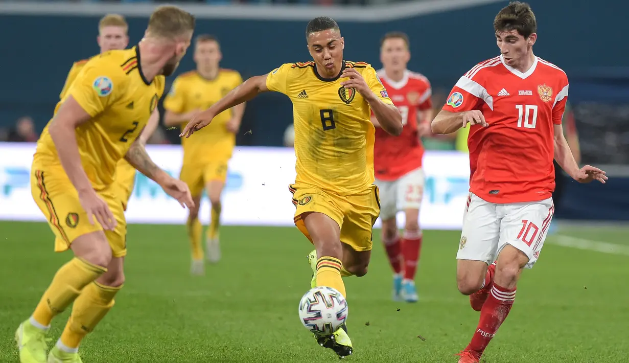 Gelandang Belgia, Youri Tielemans, menggiring bola saat melawan Rusia pada laga Kualifikasi Piala Eropa 2020 di Gazprom Arena, Saint Petersburg, Sabtu (16/11). Rusia kalah 1-4 dari Belgia. (AFP/Olga Maltseva)