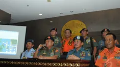 Panglima TNI Jenderal Moeldoko (kedua dari kiri) saat jumpa pers di Kantor Pusat Basarnas di Jakarta, Selasa (30/12/2014). (Liputan6.com/Herman Zakharia)