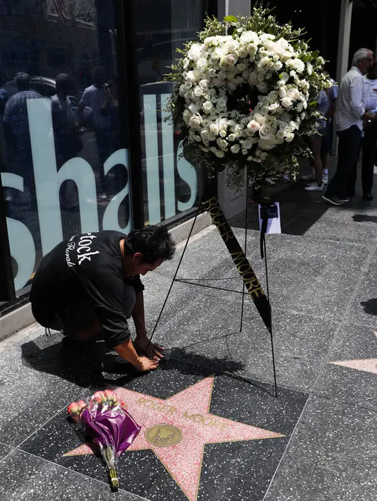 “Dengan berat hati kami sampaikan bahwa ayah kami Sir Roger Moore telah meninggal dunia, hari ini (23/5/2017) di Swiss setelah berjuang melawan sakit kankernya,” tulis pihak keluarga. (APexchange/Bintang.com)