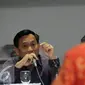 Ketua Pansel Kompolnas, Komjen Pol (Purn) Imam Soedjarwo mengajukan pertanyaan pada salah satu peserta seleksi Calon Anggota Kompolnas 2016-2020 di Jakarta, Rabu (6/4/2016). 24 peserta mengikuti sesi wawancara terbuka. (Liputan6.com/Helmi Fithriansyah)