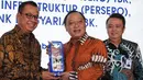Direktur Utama AP 1 Faik Fahmi (kiri) memberikan cindera mata kepada Dirut BTN Maryono (tengah) usai  penandatanganan perjanjian kredit korporasi senilai Rp.2 Triliun (non revolfing) di Jakarta, Selasa (18/12). (Liputan6.com/HO/Suryo)
