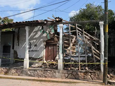 Foto menunjukkan kondisi rumah yang rusak setelah guncangan gempa bumi berkekuatan 6,5 magnitudo di komunitas San Marcos, negara bagian Guerrero, Meksiko pada Jumat 2 Januari 2026. Gempa bumi berkekuatan 6,5 magnitudo yang mengguncang Mexico City, Jumat (2/1/2026) waktu setempat. (Francisco ROBLES/AFP)
