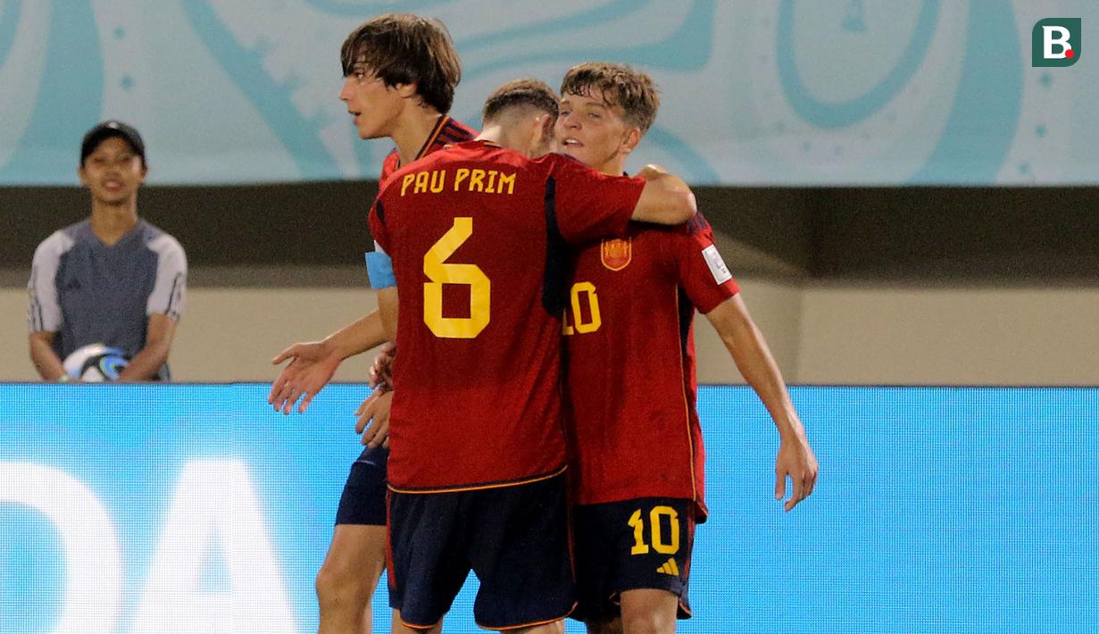 <p>Selebrasi pemain Timnas Spanyol U-17, Juan Hernandez (kanan) setelah mencetak gol ke gawang Mali U-17 dalam pertandingan babak penyisihan Grup B Piala Dunia U-17 di Stadion Manahan, Solo. Senin (13/11/2023). (Bola.com/Arief Bagus)</p>