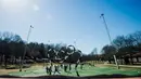 Anak-anak tampak asyik bermain di lapangan Puckelboll yang ada di Skarholmen, Stockholm, Swedia, 11 April 2016. Bentuk lapangan bergelombang ini didesain oleh Johan Storm dengan ukuran 25 x 40 meter. (Jonathan NACKSTRAND/AFP)