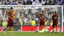 Pemain AS Roma tampak kecewa usai ditaklukkan Real Madrid pada laga Liga Champions di Stadion Santiago Bernabeu, Madrid, Rabu (19/9/2018). Real Madrid menang 3-0 atas AS Roma. (AP/Paul White)