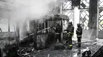 Tim penyelamat Ukraina bekerja untuk memadamkan api di sebuah terminal bus listrik setelah serangan pesawat tak berawak di Kharkiv pada 30 Mei 2025, di tengah-tengah invasi Rusia ke Ukraina. (SERGEY BOBOK/AFP)