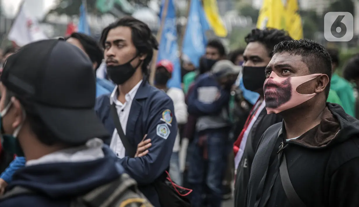 Massa yang tergabung dalam Gerakan Mahasiswa Jakarta berunjuk rasa di depan Kementerian Pendidikan dan Kebudayaan (Kemendikbud), Jakarta, Senin (22/6/2020). Mahasiswa mengkritik Kemendikbud karena tidak adanya kebijakan keringanan biaya kuliah di tengah pandemi COVID-19. (Liputan6.com/Faizal Fanani)