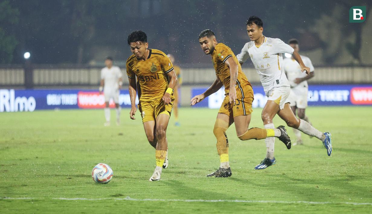 <p>Pemain Bhayangkara FC, Dendi Sulistyawan (kiri) bersiap melapaskan tendangan ke gawang Madura United pada laga pekan ke-27 BRI Liga 1 2023/2024 di Stadion STIK, Jakarta Selatan, Jumat (1/3/2024). (Bola.com/M Iqbal Ichsan)</p>