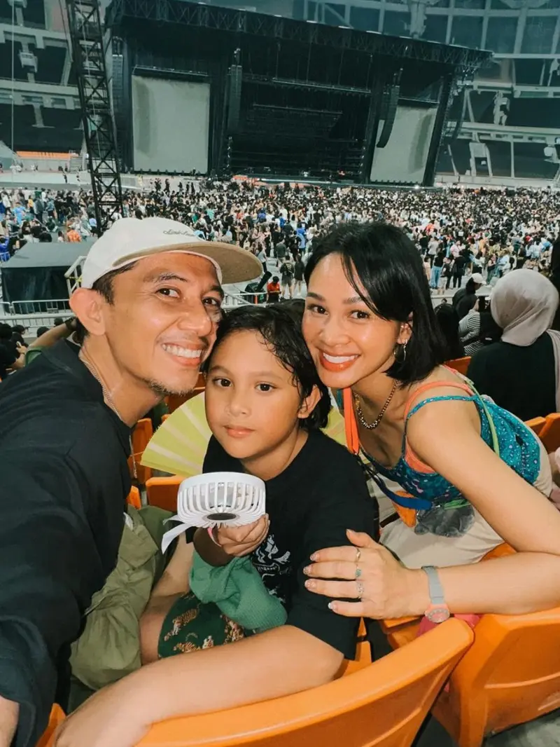 Potret keseruan Andien Aisyah dengan keluarganya di venue konser Bruno Mars (Dok. Instagram @andienaisyah)