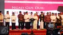 Presiden Jokowi, Yeni Wahid, tokoh agama dan sejumlah petinggi negara saat menghadiri Haul Gus Dur ke 7 dan Peringatan Maulid Nabi Muhammad SAW di Ciganjur, Jakarta, Sabtu (23/12). (Liputan6.com/Gempur M Surya)