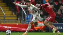 Penyerang Real Madrid asal Prancis, Kylian Mbappe (kiri) berebut bola dengan gelandang Liverpool asal Hungaria, Dominik Szoboszlai dalam pertandingan pekan keempat Liga Champions 2025-2026 di Stadion Anfield, Inggris, pada Selasa 4 November 2025 waktu setempat atau Rabu (5/11/2025) dini hari WIB. Berlaga di markas sendiri, The Reds tampil penuh percaya diri sejak menit awal pertandingan. (Paul ELLIS/AFP)