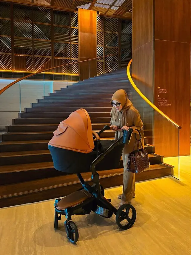 Syahrini Momong Putrinya yang Sudah Berusia Satu Bulan. [@princessyahrini]