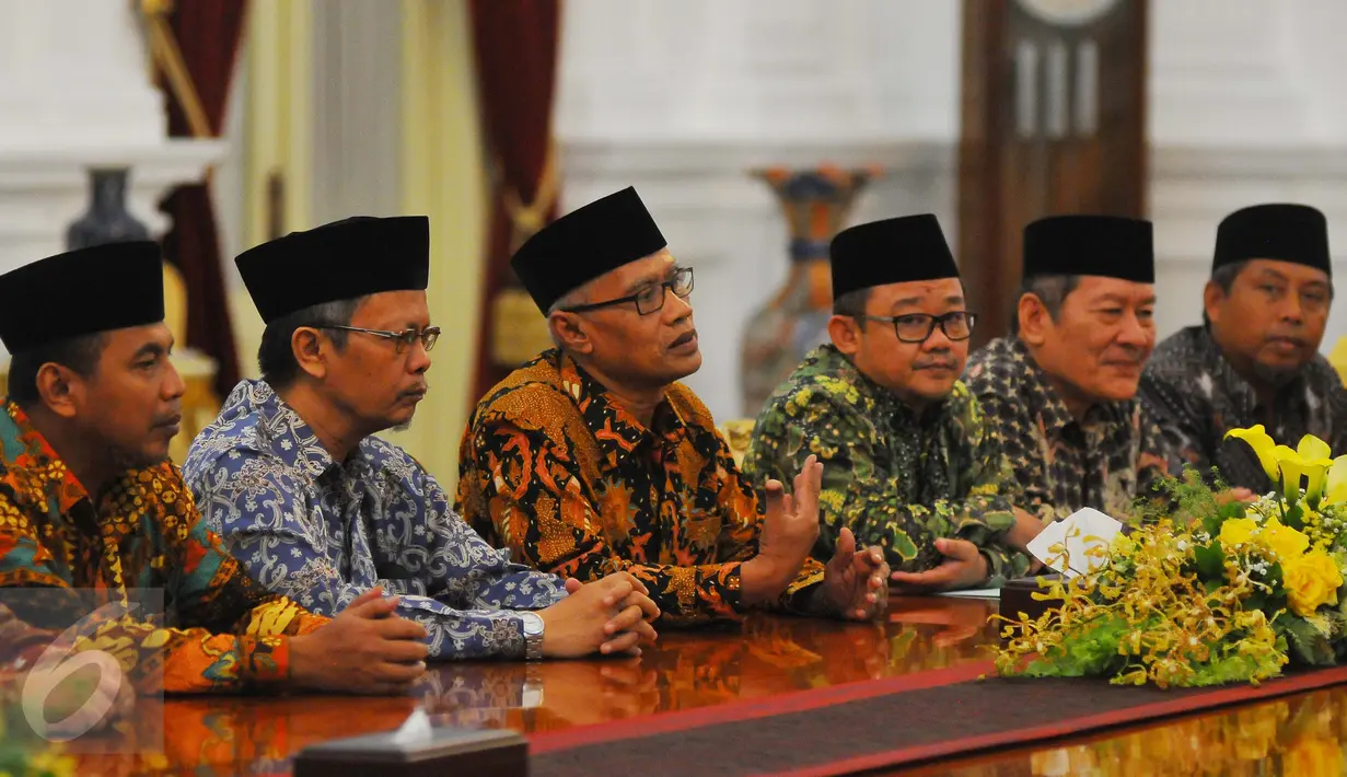 Ketua Umum PP Muhammadiyah Haedar Nashir (ketiga kiri) memberikan penjelasan kepada Presiden Joko Widodo saat bertemu di Istana Kepresidenan. Senin (13/2). (Liputan6.com/Angga Yuniar)