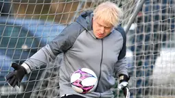 Perdana Menteri Inggris Boris Johnson menjadi kiper sebelum pertandingan sepak bola putri junior antara Hazel Grove United JFC dan Poynton di Cheadle Hulme, Inggris, Sabtu (7/12/2019). Aksi itu dalam rangka kampanye jelang pemilu Inggris pada 12 Desember 2019. (Toby Melville/Pool Photo via AP)