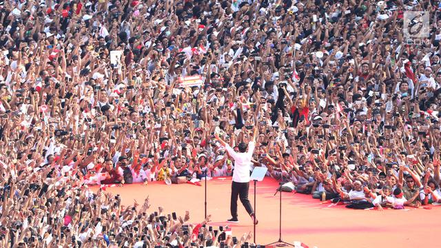 Sambil Berlari, Jokowi Sapa Ribuan Pendukung di Stadion GBK