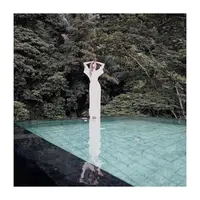 Saat berlibur di resort mewah seperti Mandapa Ritz Carlton Reserve yang menawarkan pemandangan hutan hujan dengan tanaman dan pepohonan serta kolam renang luar ruangan, Nia Ramadhani memilih maxi dress warna putih yang sleek dan sophisticated. (Foto: Instagram @ramadhaniabakrie)