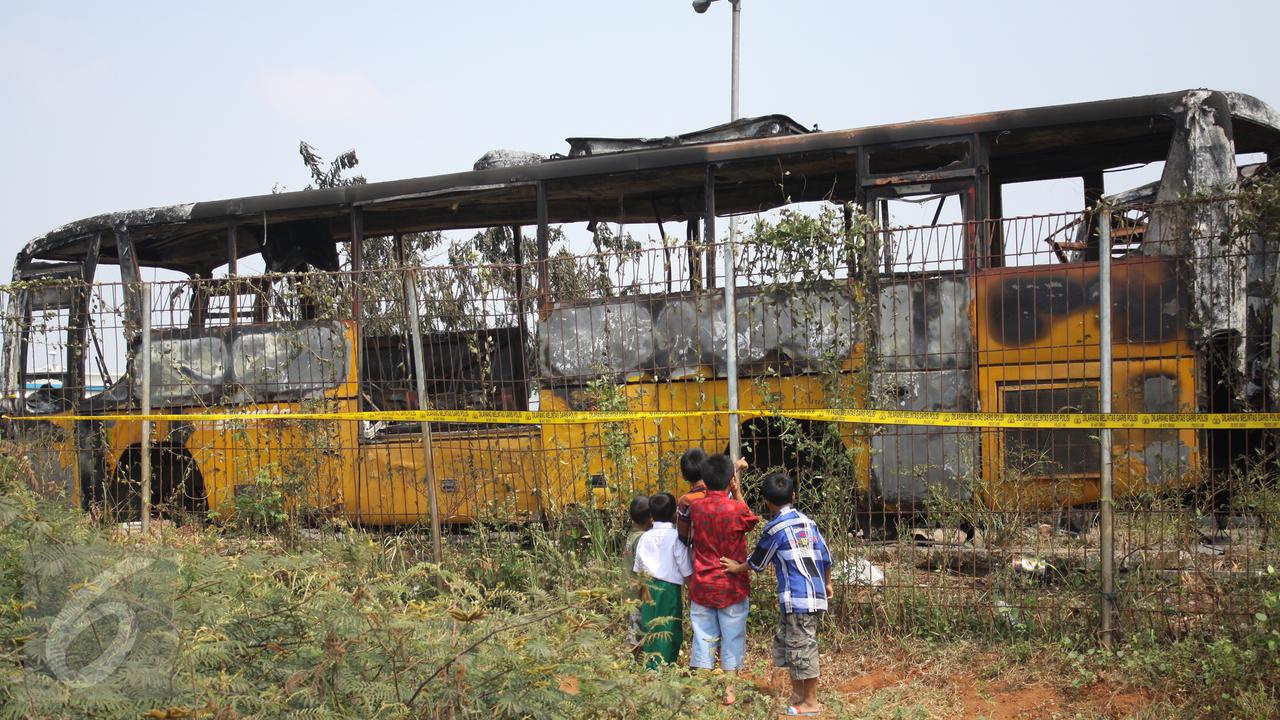 20150903-Kebakaran Pool Busway-Jakarta