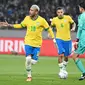 Pemain Brasil Neymar (kiri) merayakan golnya ke gawang Jepang dalam pertandingan persahabatan di&nbsp;Japan National Stadium, Tokyo, Senin (6/6/2022). (foto: CHARLY TRIBALLEAU / AFP)