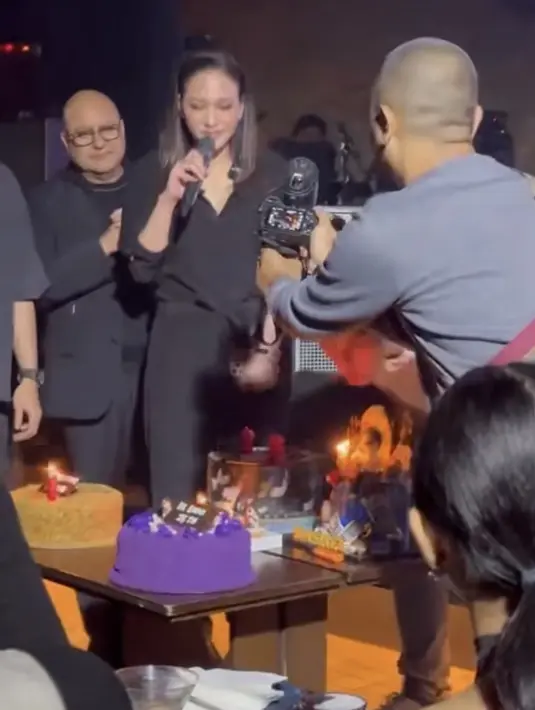 Maia Estianty sebagai ibu pun hadir bersama suaminya. Maia mengenakan atasan kemeja hitam dipadukan celana panjang warna senada. @liviaramadhitaa