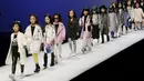 Sejumlah anak dengan lucunya berjalan diatas catwalk mengenakan busana kreasi dari Ting Zu pada China Fashion Week,  Cina , (27/3). (REUTERS / Kim Kyung - Hoon)