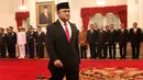 Irjen (Pol) Heru Winarko berjalan menuju meja penandatangan berita acara pelantikan Kepala BNN di Istana Negara, Kamis (1/3). Heru Winarko resmi dilantik oleh Presiden Joko Widodo (Jokowi) menggantikan Komjen Budi Waseso. (Liputan6.com/Angga Yuniar)