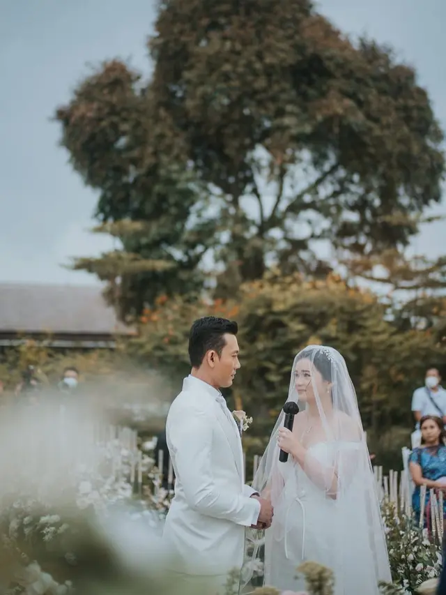 10 Potret Pernikahan Denny Sumargo dan Olivia Allan, Berkonsep Outdoor