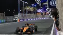 Pembalap McLaren, Oscar Piastri melintasi garis finis saat Formula 1 GP Arab Saudi yang berlangsung di Sirkuit Jeddah Corniche, Arab Saudi, Minggu (20/04/2025) waktu setempat. (AFP/Pool/Thaier Al-Sudani)