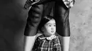 Baru berusia 1,5 tahun, Brielle tampil totalitas berpose bak model bayi profesional. Lagi-lagi paras cantiknya bikin tampil effortless [@julstelle]