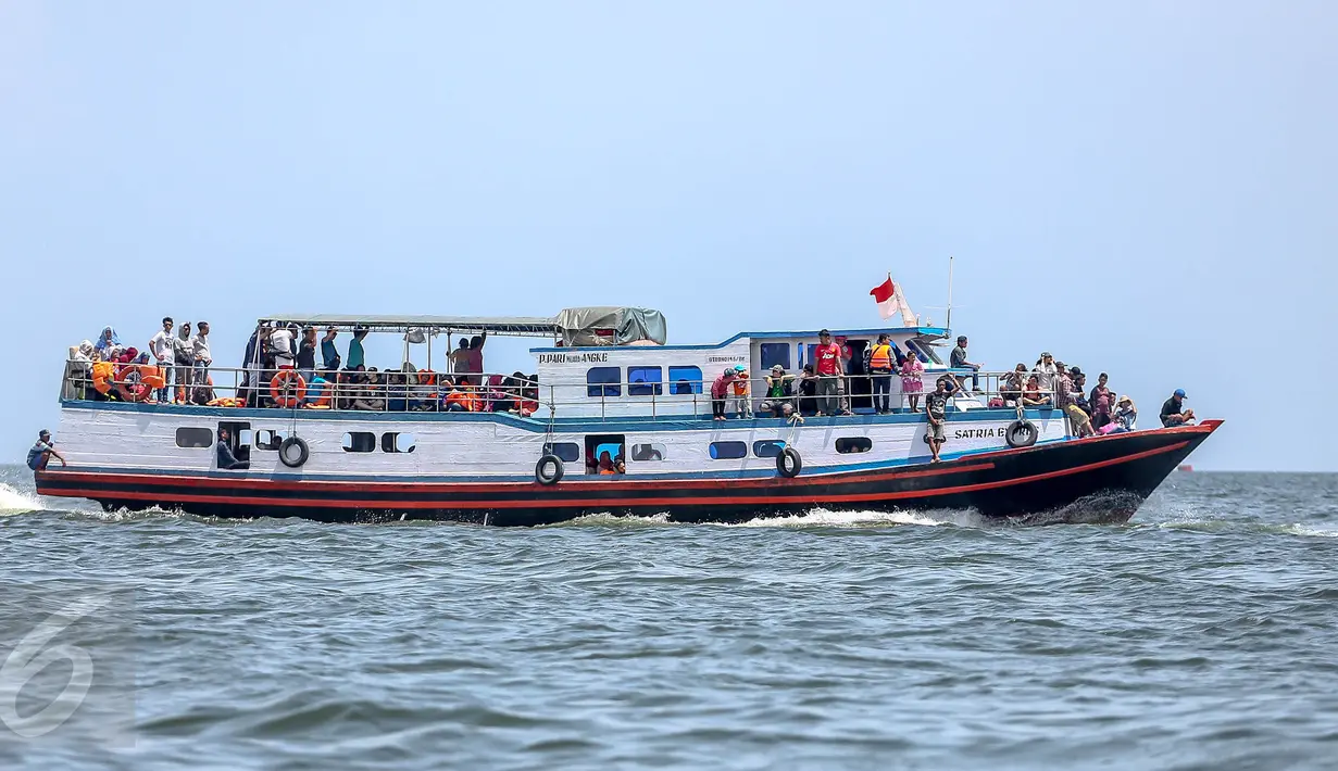 Penumpang menaiki kapal menuju Kepualauan Seribu, Jakarta, Senin (2/1). Terbakarnya Kapal Zahro membuat Kemenhub akan perketat SOP keselamatan transportasi. (Liputan6.com/Faizal Fanani)