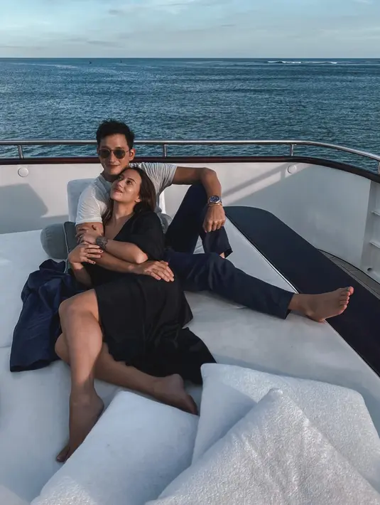 Menikmati indahnya laut di atas kapal, Mike Lewis dan Janisaa tampil mesra. Memilih busana kasual tidak menghalangi romantisme keduanya di atas kapal. (instagram/janisaas)