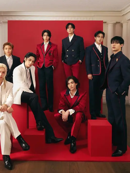 Grup idol Stray Kids pun hadir di Met Gala mengenakan setelan jas warna maroon, navy, dan putih dari Tommy Hilfiger. [@tommyhildiger]