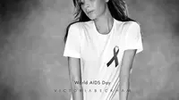 Desainer asal Inggris, Victoria Beckham, berharap para pelanggannya bisa turut serta berperan melawan AIDS. (victoriabeckham.com)