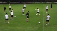 Pemain Timnas Indonesia melakukan latihan untuk persiapan menjelang laga leg pertama semifinal Piala AFF 2022 menghadapi Vietnam di Lapangan A, Kompleks Gelora Bung Karno, Jakarta, Rabu (04/01/2023). (Bola.com/Bagaskara Lazuardi)