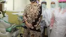 Dress motif batik cokelat muda juga dikenakan Puan, serasi dengan masker kainnya. @puanmaharaniri