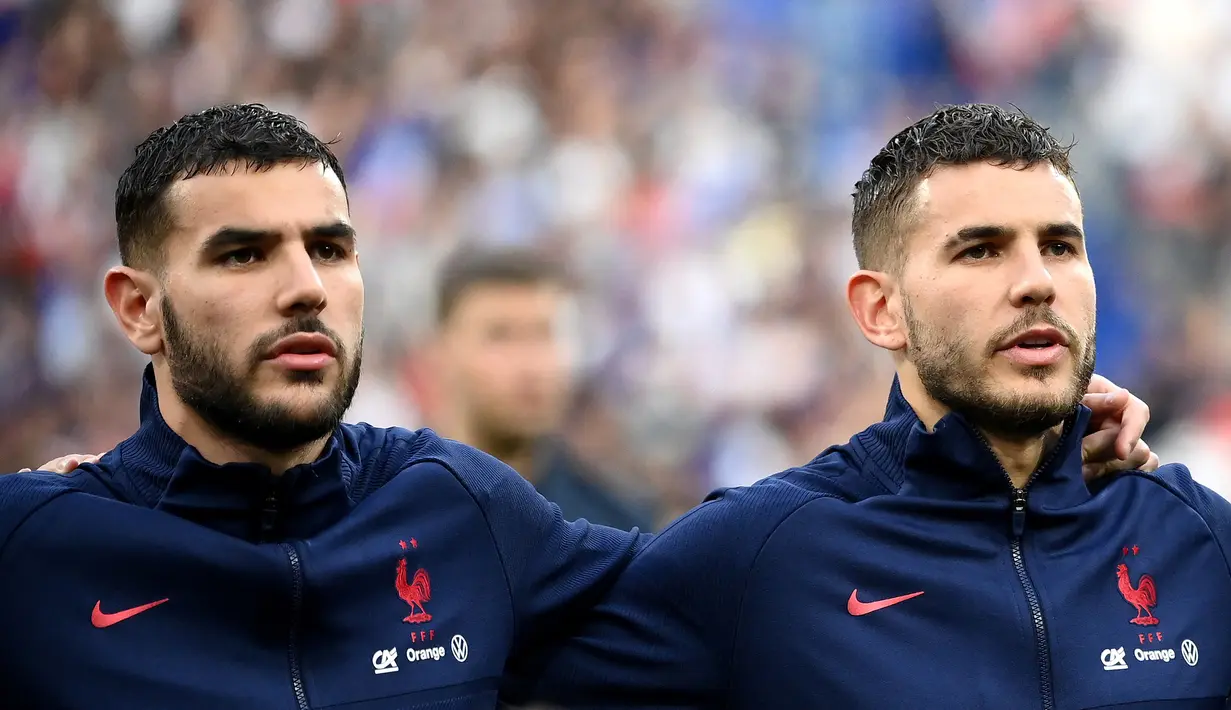 Lucas (kanan) dan Theo Hernandez. Keduanya Sama-sama akan membela Prancis di Piala Dunia 2022 dengan posisi yang berbeda. Sang kakak Lucas Hernandez yang berusia 26 tahun dan kini tengah bermain bersama Bayern Munchen menjadi andalan di posisi bek tengah serta menjadi bagian Timnas Prancis saat juara pada edisi 2018, sementara sang adik Theo Hernandez yang berusia 25 tahun dan kini tengah membela AC Milan menjadi andalan di posisi bek kiri dan akan menjalani Piala Dunia pertamanya di Qatar nanti. (AFP/Franck Fife)