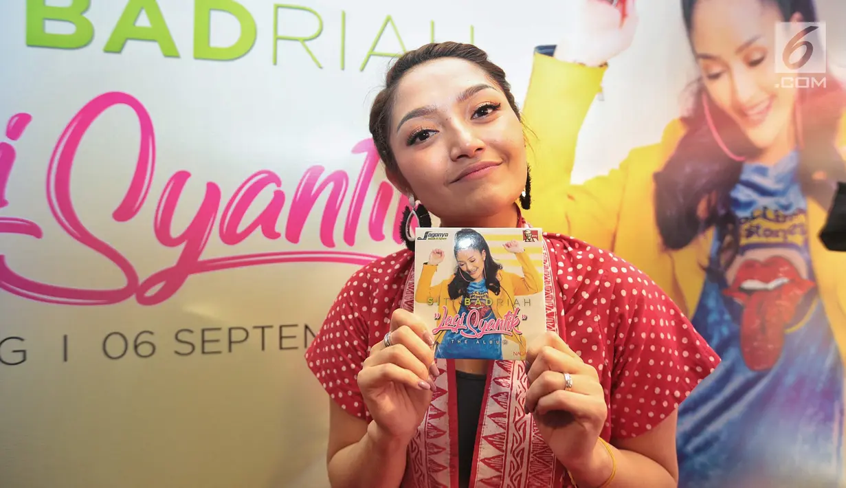 Pedangdut Siti Badriah menunjukan album terbarunya berjudul 'Lagi Syantik' di kawasan Cideng, Jakarta, Kamis (6/9). Single "Lagi Syantik" telah ditonton lebih dari 200 juta kali di situs YouTube. (Liputan6.com/Faizal Fanani)