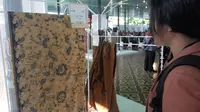 Mendikbud Muhadjir Effendy berkenalan dengan motif batik kepemimpinan dalam pembukaan Jogja International Batik Bienalle 2018 (Liputan6.com/ Switzy Sabandar)