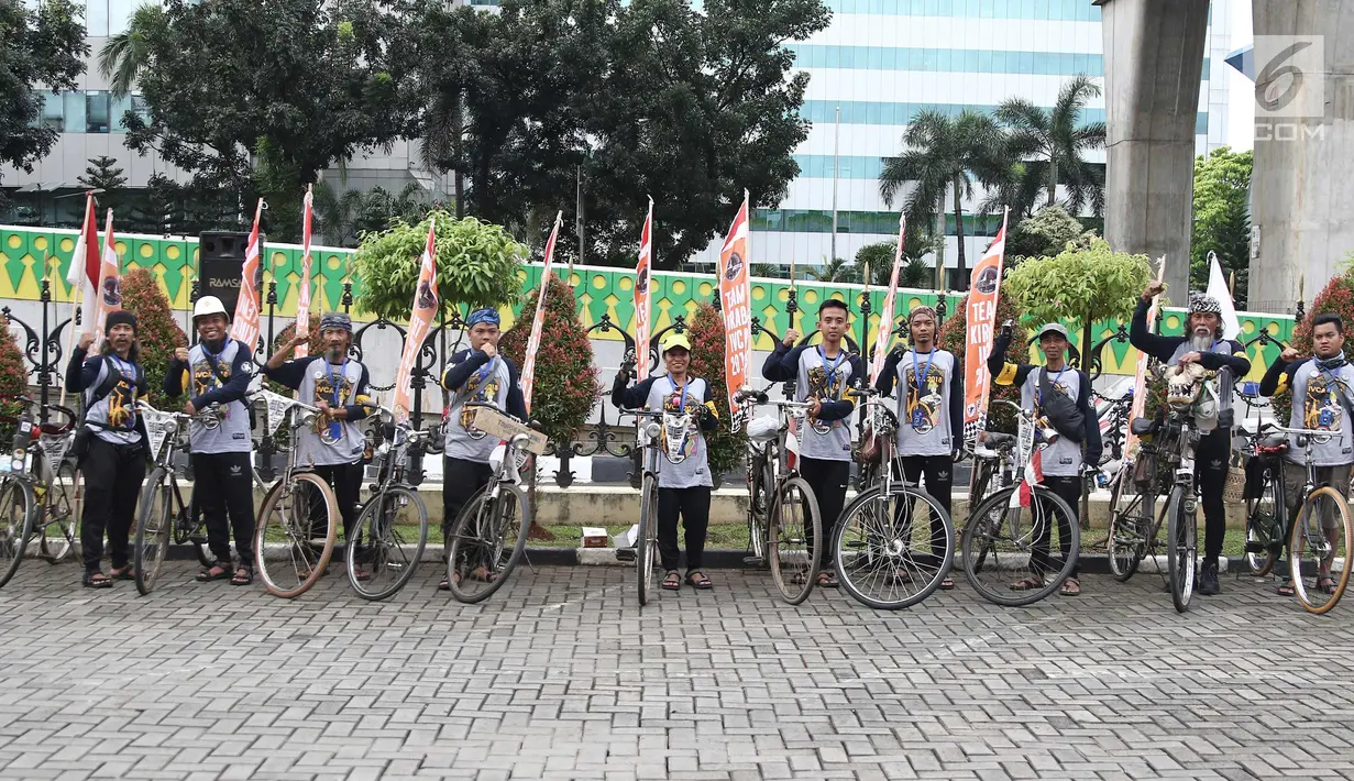 Para 10 tim kirab berfoto bersama saat pelepasan kirab estafet IVCA 2018 di Museum Polri, Jakarta, Minggu (25/3). Komunitas Kosti melakukan Kirab IVCA 2018 sejauh 1.500 Kilometer dari pantai Anyer sampai Sanur Bali. (Liputan6.com/Herman Zakharia)