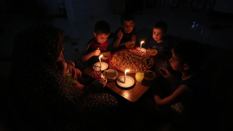 20170611-Meratapi Kehidupan Warga Gaza Jalani Ramadan Tanpa Listrik-AFP