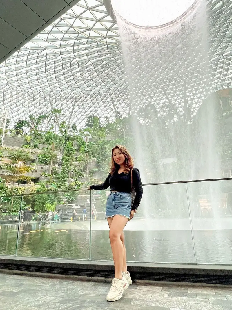 Kiky Saputri di Singapura pada Mei 2022, sebut pengalaman pertama ke luar negeri. (Instagram @kikysaputrii)