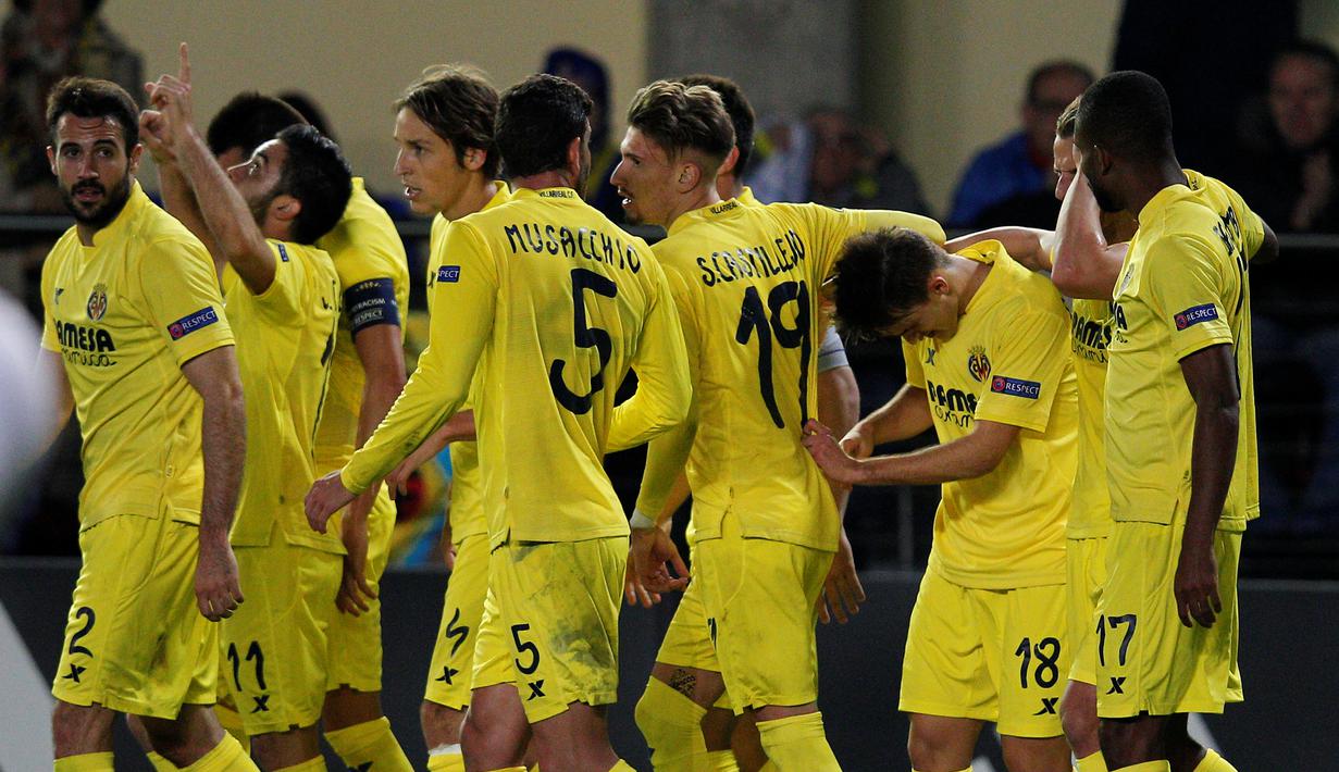 Pemain Villarreal merayakan gol yang dicetak Denis Suarez ke gawang Napoli pada laga leg pertama 32 besar Liga Europa di Stadion Camp El Madrigal, Jumat (19/2/2016) dini hari WIB. (AFP/Jose Jordan)