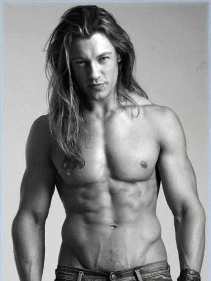 16 Cowok Berambut Panjang Bikin Kamu Ngos-Ngosan Tengah Malam